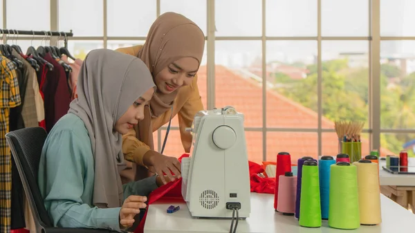 Mujer musulmana modista en hijab trabajando en la tienda de diseño de moda —  Fotos de Stock