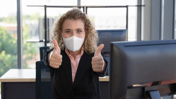 Coronavirus covid için tıbbi maskeli beyaz iş kadını.-