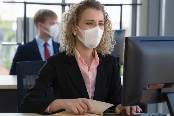 Coronavirus covid için tıbbi maskeli Kafkas iş adamları