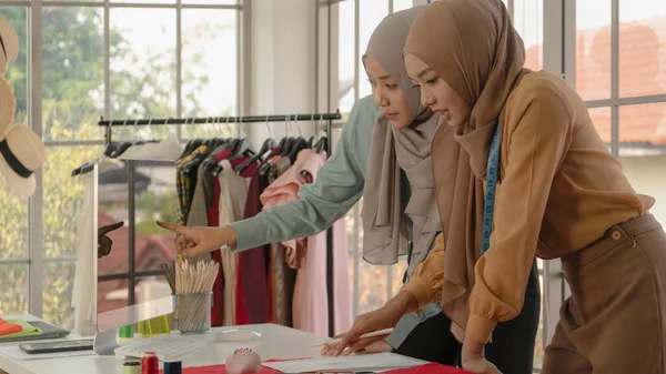 Muslim kvinna sömmerska i hijab arbetar i mode designbutik — Stockfoto