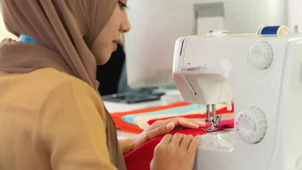 Naaimachine in bedrijf met de handen van moslim naaister in h — Stockfoto