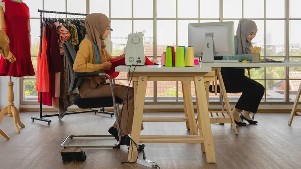 Moslim Vrouw Kleermaker Hijab Werken Mode Design Winkel — Stockfoto