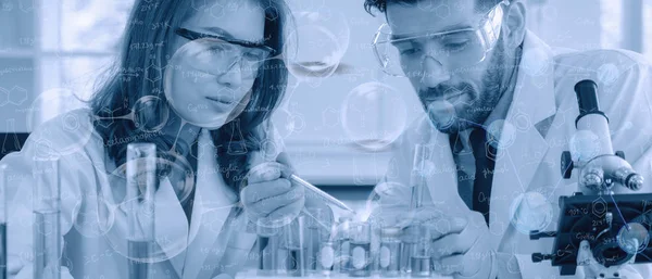 Två Forskare Gör Experiment Kemiskt Laboratorium — Stockfoto