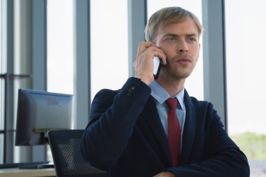 Ofiste Smartphone kullanan İşadamı