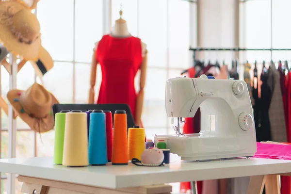 Naaiatelier Achtergrond Van Naaimachine Met Kleurrijke Spoel Van Draad — Stockfoto