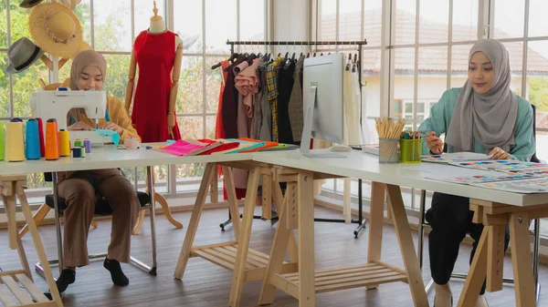 Moda Tasarım Dükkanında Çalışan Tesettürlü Müslüman Kadın Terzi — Stok fotoğraf