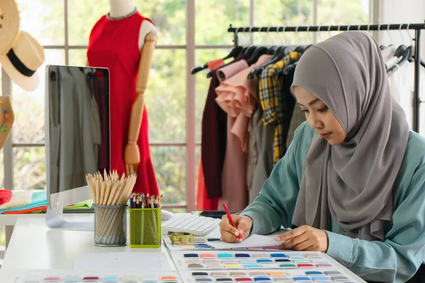 Moslim Vrouw Kleermaker Hijab Werken Mode Design Winkel — Stockfoto