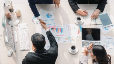 Ofiste iş anlaşması yaptıktan sonra el sıkışan iki iş adamının iş geçmişi.