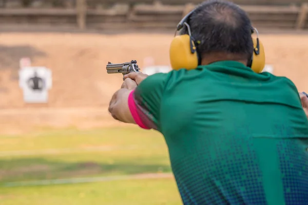 Foco Seletivo Homem Segurando Arma Fogo Competição Tiro Arma — Fotografia de Stock