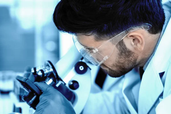 Suddig Scient Bakgrund Forskare Resacher Med Hjälp Mikroskop Laboratorium — Stockfoto