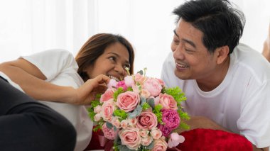 Asyalı çift romantik anlar yaşıyor.