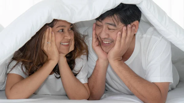 Aziatisch Paar Having Romantisch Moment Samen — Stockfoto