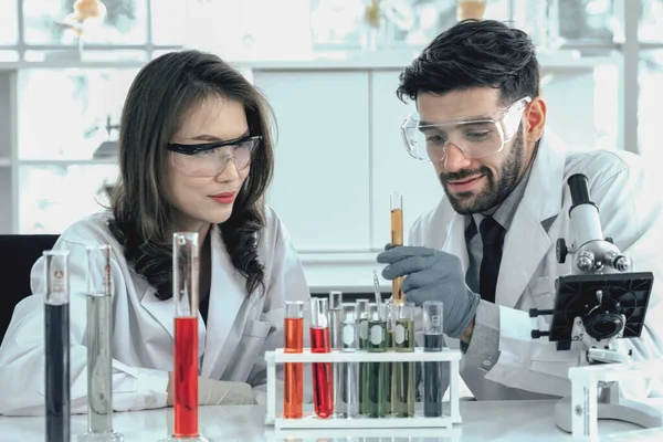 Two Researcher Doing Experiment Chemical Laboratory — Stock Photo, Image