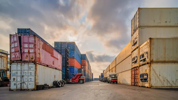 Perspektivische Ansicht Von Containern Containerplatz Mit Gabelstapler Und Lkw — Stockfoto