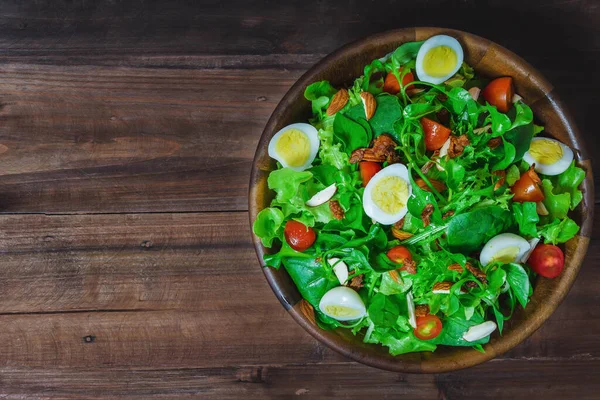 Fondo Alimentare Insalate Vegetali Con Uova Quaglia Sul Tavolo Legno — Foto Stock