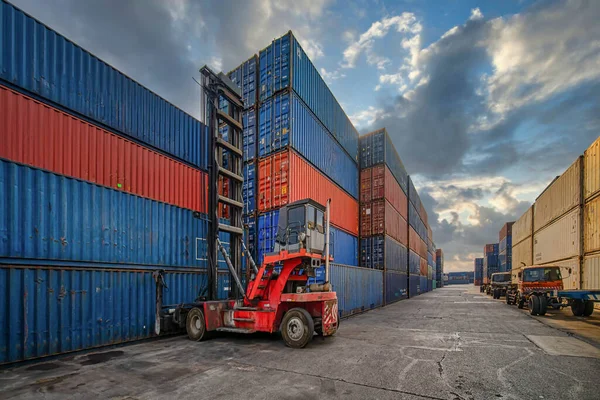 Perspektivische Ansicht Von Containern Containerplatz Mit Gabelstapler Und Lkw — Stockfoto