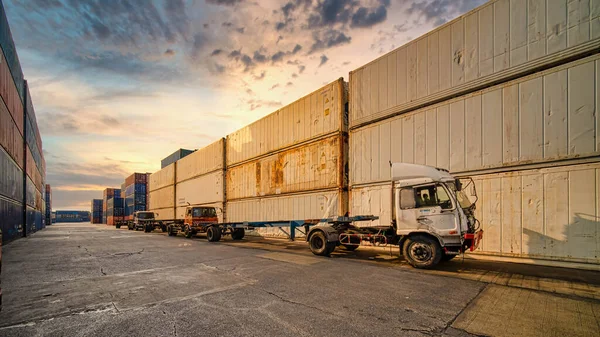 Perspektivische Ansicht Von Containern Containerplatz Mit Gabelstapler Und Lkw — Stockfoto