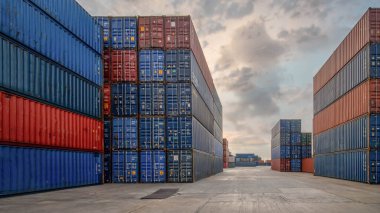 Konteynır deposunda forklift ve kamyon kullanan konteynırların perspektif görünümü