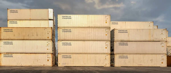 Großteil Der Gestapelten Kontrollierten Atmosphäre Enthält Kontaminationsmittel Auf Containerplatz — Stockfoto