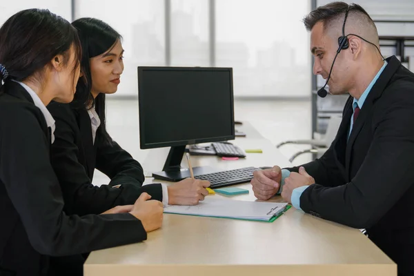 Serviço Cliente Agente Mesa Ajuda Conversando Com Clientes Tentam Resolver — Fotografia de Stock