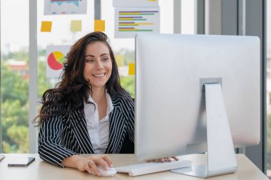 Ofiste bilgisayarla çalışan bir iş kadınının portresi