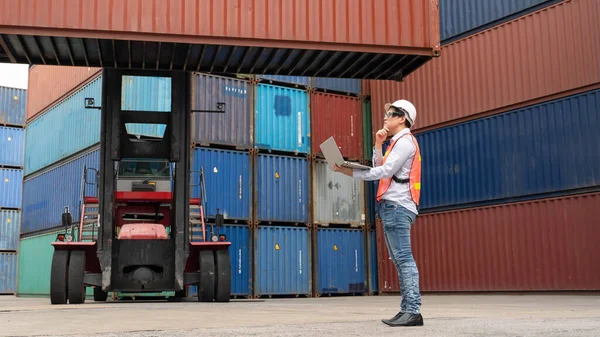 Asiatische Männliche Container Frachtinspektor Arbeit Und Container Hof Und Fracht — Stockfoto