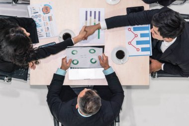 İş anlaşmasındaki toplantı sırasında iş dünyasının el sıkışma geçmişi