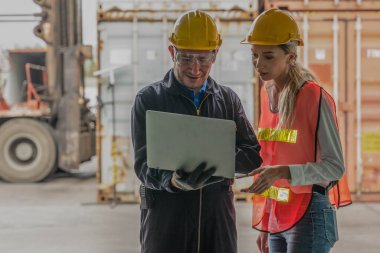 Konteynırların endüstriyel geçmişi kargo müfettişi konteynır deposu ve kargo deposundaki malları denetlemek için nakliye acentasıyla birlikte çalışıyor.