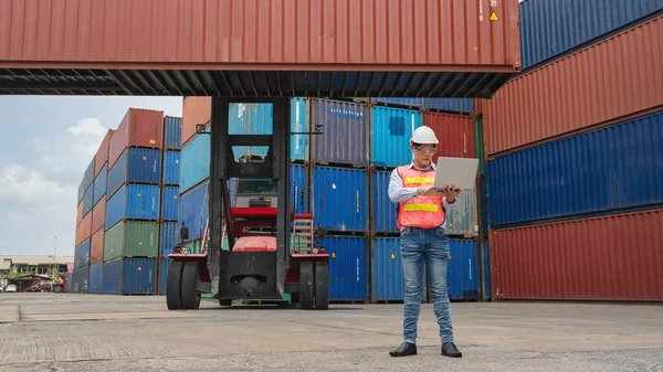 Asiatische Männliche Container Frachtinspektor Arbeit Und Container Hof Und Fracht — Stockfoto