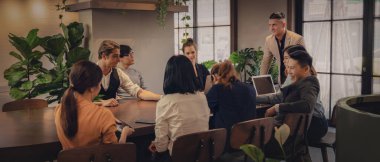 İş dünyasının iş dünyasının ortak çalışma alanı projesine başlamak için iş ekibi toplantısı yapmasının iş geçmişi