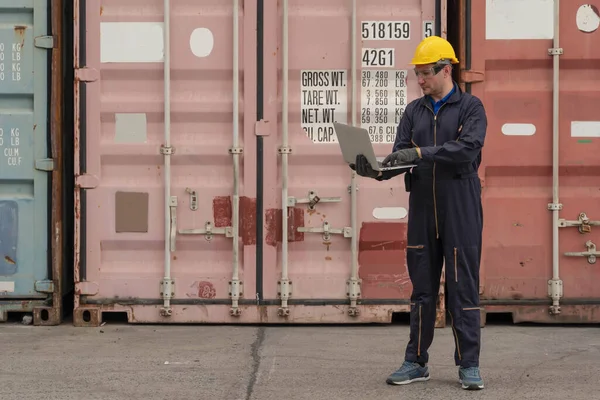 Kaukasisk Containerbangård Och Lastinspektör Arbetsplatsen Kontrollerar Containerns Lastning Containerbangårdens Lastningsområde — Stockfoto