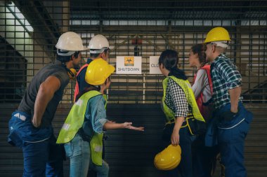 Fabrikadaki fabrika işçileri Coronavirus covid 19 salgınından kaynaklanan sorun nedeniyle fabrika duyurusu kapatıldı. Depresif iş kaybı ve işsizlik hissi, koronavirüs salgınından kaynaklanan sorun.
