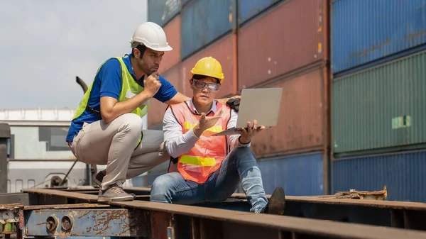 Industriell Bakgrund Kaukasiska Containrar Varvet Och Last Laststyrenhet Och Asiatiska — Stockfoto