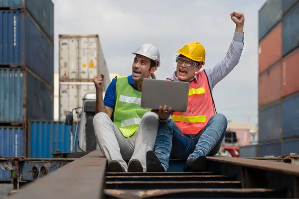 Industrieller Hintergrund Des Kaukasischen Containerwerkes Und Des Ladungskontrolleurs Und Des — Stockfoto