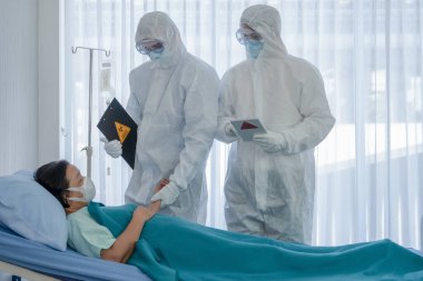 Coronavirus covid 19 tedavi geçmişi Coronavirus covid 19 hasta yatağında PPE örtülü doktorlar hastane basınç karantina odasında, coronavirüs covid 19 hastalık tedavisi