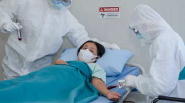 Coronavirus covid 19 tedavi geçmişi Coronavirus covid 19 hasta yatağında PPE örtülü doktorlar hastane basınç karantina odasında, coronavirüs covid 19 hastalık tedavisi