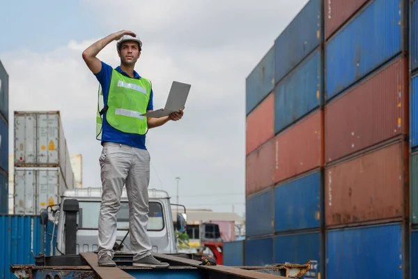 Industriële Achtergrond Van Kaukasische Containers Werf Lading Inspecteur Met Laptop — Stockfoto