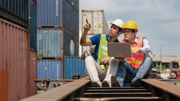 Antecedentes Industriales Contenedores Caucásicos Patio Controlador Carga Carga Inspector Asiático —  Fotos de Stock