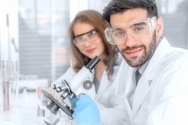 Biologisk Forskare Som Använder Mikroskop Laboratorium — Stockfoto