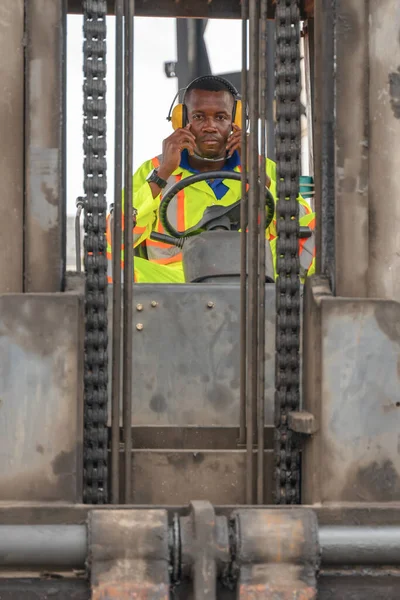 Industriële Achtergrond Van Afrikaanse Amerikaanse Vorkheftruck Chauffeur Rijden Vorkheftruck Een — Stockfoto