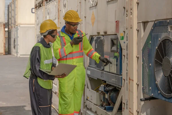 Industri Bakgrund Containrar Varvet Och Last Underhåll Team Afrikansk Amerikansk — Stockfoto