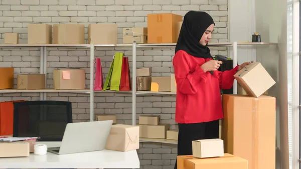 Moslim Jonge Vrouw Werken Thuis Doen Sme Commerce Online Winkelen — Stockfoto