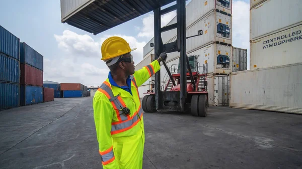 Industriële Achtergrond Van Afrikaans Amerikaanse Containerwerf Laadinspecteur Werkzaam Containerlaadruimte — Stockfoto