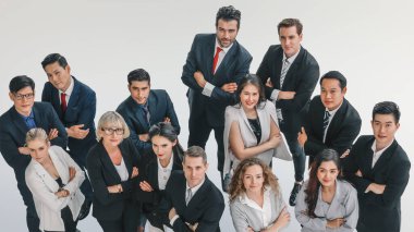 Çeşitli iş adamlarının iş geçmişleri bir grup olarak bir arada durması ve kollarının çapraz durması kendinden emin, kırpma yolu olan beyaz üzerinde izole edilmiş,
