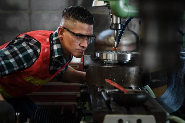 Fondo Industrial Del Ingeniero Mecánico Caucásico Que Comprueba Broca Máquina — Foto de Stock