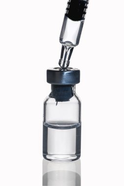 Beyaz arka planda izole edilmiş cam şırınga kırpma yolu ile ilaç şişesi