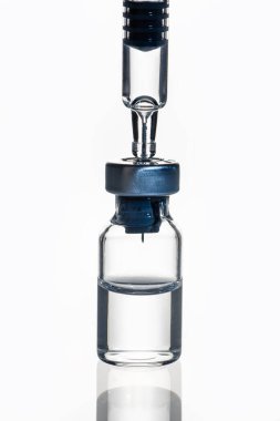 Beyaz arka planda izole edilmiş cam şırınga kırpma yolu ile ilaç şişesi