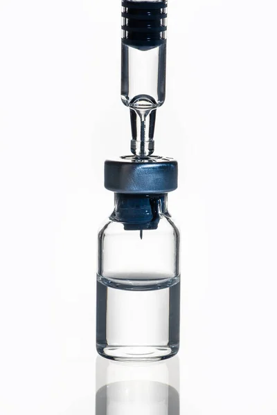 Glasspruta Med Flaska Läkemedel Isolerad Vit Bakgrund Med Klippbana — Stockfoto