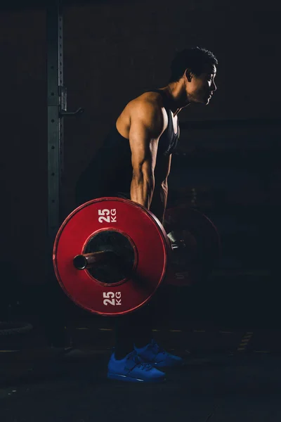 Азиатский Сильный Человек Имеющий Тренировки Бодибилдинг Штангой Тяжелой Подъемной Стиль — стоковое фото