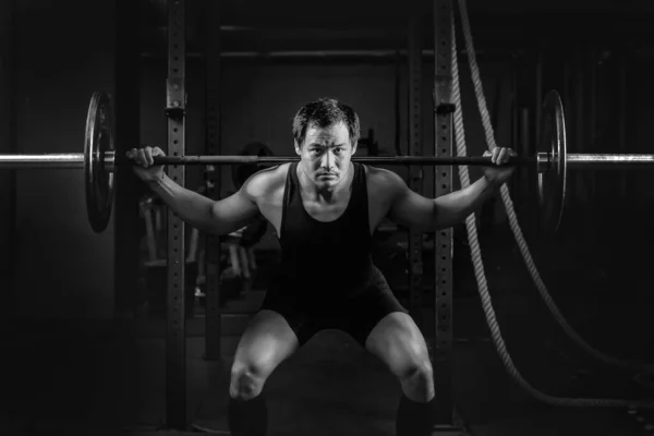 Aziatische Atletische Sterke Man Met Training Bodybuilding Met Halters Gewichtheffen — Stockfoto